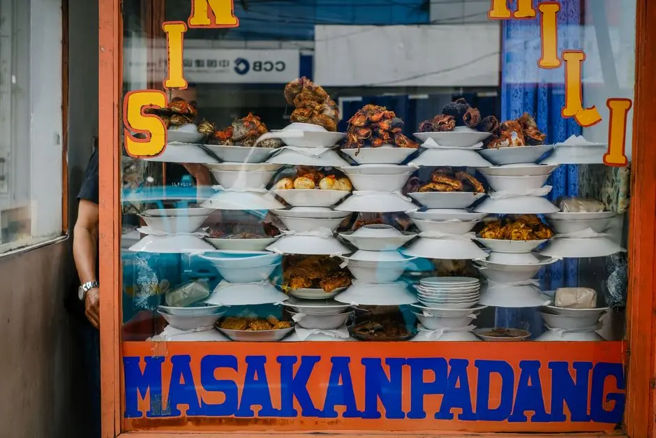 Warung makan sederhana dengan hidangan siap santap di Serui