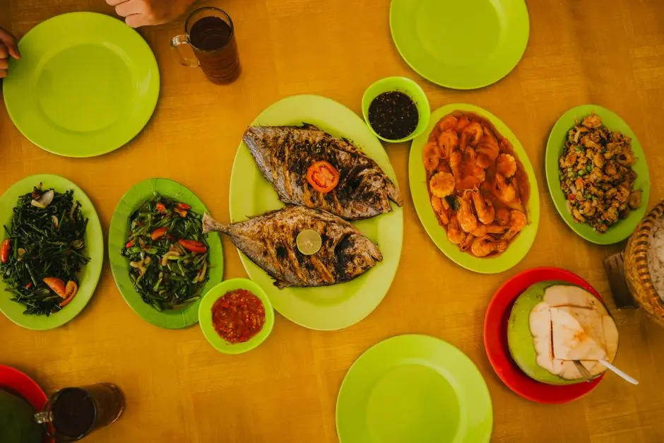 Sepiring makanan rumahan dengan lauk ikan dan sayuran